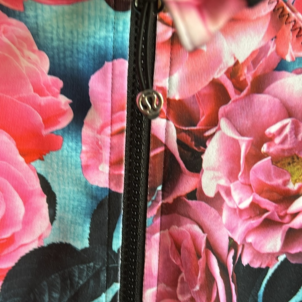 Lululemon rose jacket. Size 6 - Picture 2 of 4